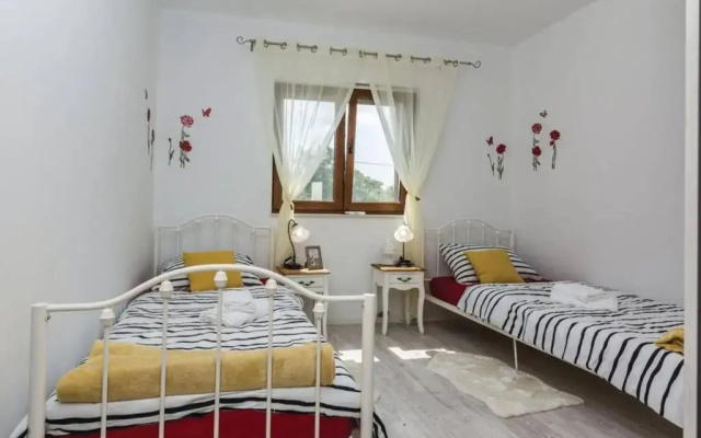 Lux stone house with pool, jacuzzi, sauna near beach
