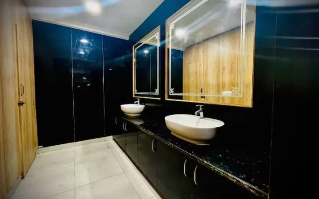 Hotel Limewood Residency