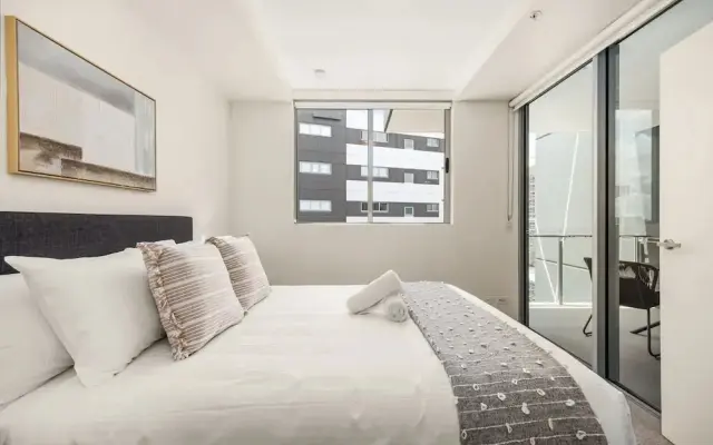 Chic West End Stay With Gym & Pool Access