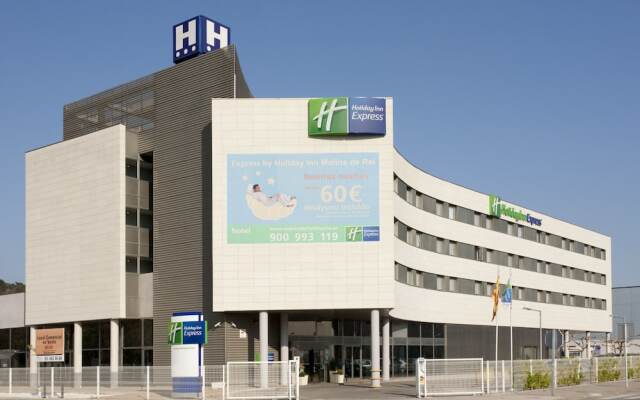 Отель Holiday Inn Express Barcelona - Molins de Rei вид на фасад