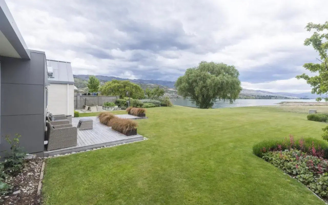 The Lakehouse - Cromwell Holiday Home