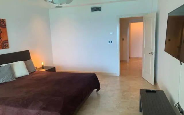 *The CLIFF_ BEACHFRONT and LUXURY MODERN UNIT* C2