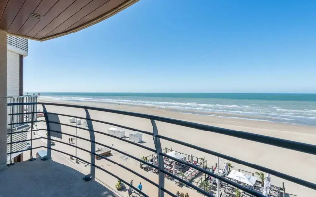 Apartment on Zeedijk With Stunning Sea View