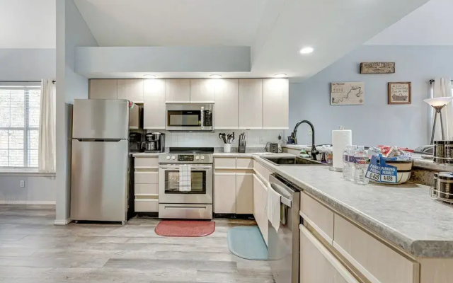 Updated Branson Condo w/ Lake Taneycomo Views!