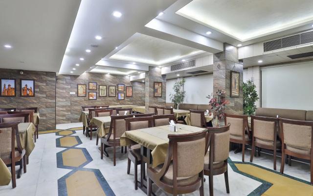 OYO 2351 Hotel Golden Plaza