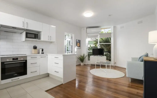 Seaside 1-bed Stay Near Cafes & Attractions