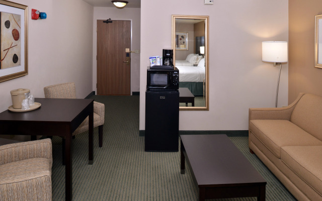 Holiday Inn Express & Suites New Berlin by IHG