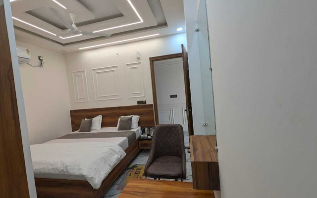 Hotel R R Tripathi