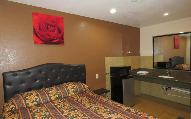 Foxys Den Motel