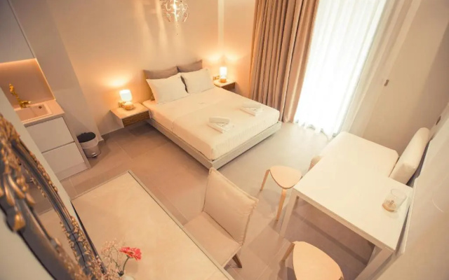 IO Luxury Pool & Hot Tub Suites