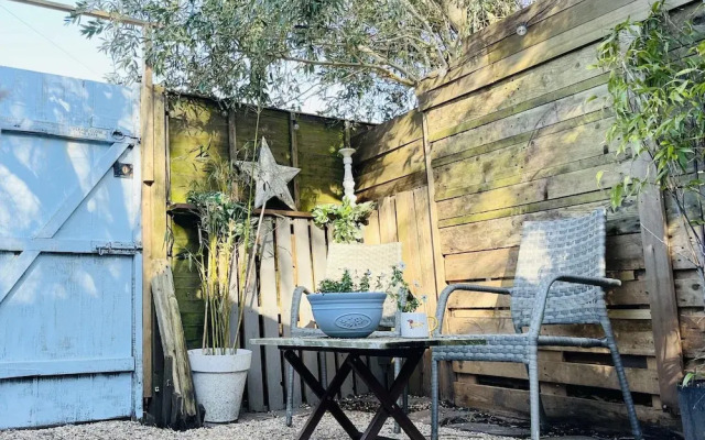 Beautiful Cosy Garden Cabin, 5min Walk to Beach