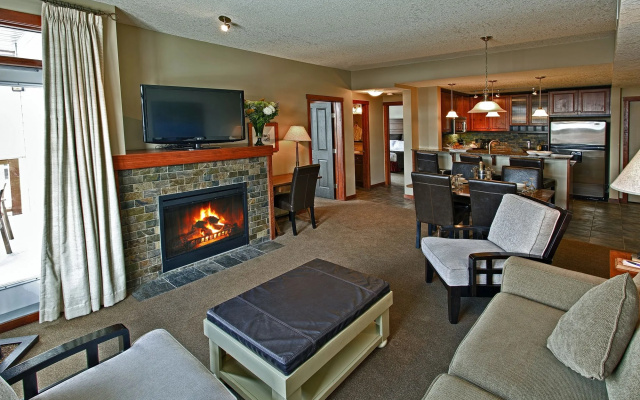 Blackstone Mountain Lodge by CLIQUE