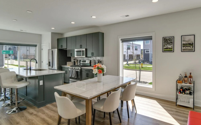 Rooftop Oasis: Downtown Des Moines Townhome
