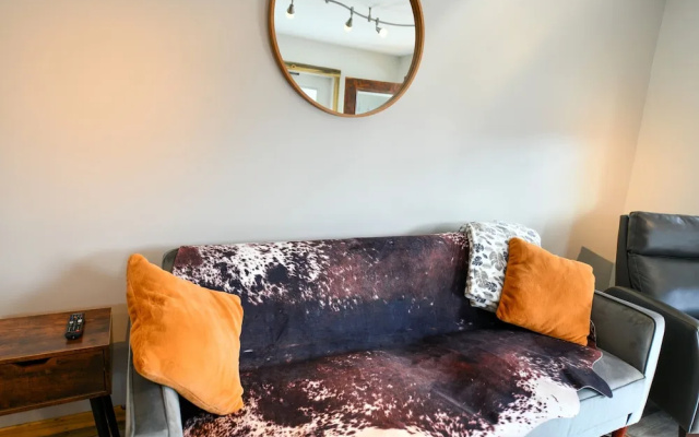 The Darmont Hotel and Suites