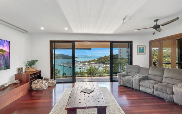 The BoatHouse - Private 4 bedroom house