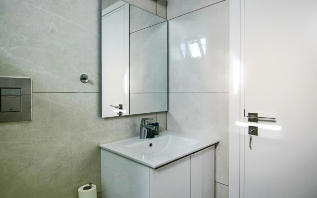 Phaedrus Living: Executive Harbour Suites 203