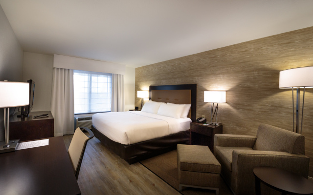 Holiday Inn & Suites Bloomington-Airport