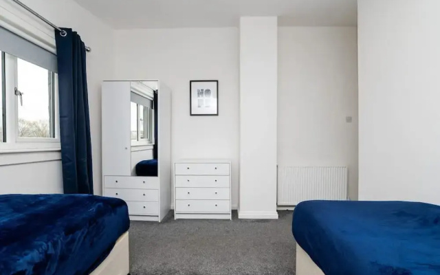 3 Bed House With Driveway