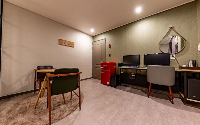 Zeus Motel