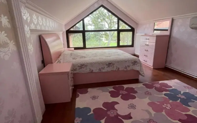 Serene Luxury Villa with Private Pool in Yalova