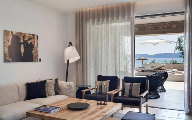 W Costa Navarino