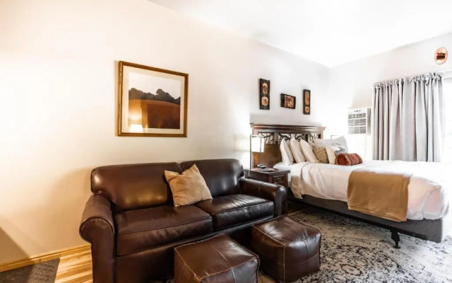 White Pines Prospector Square Studio Suite