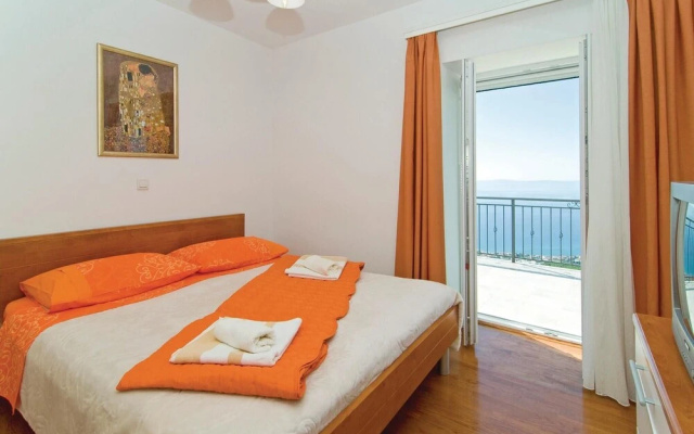 Stunning Home in Podstrana With Jacuzzi, Wifi and 4 Bedrooms