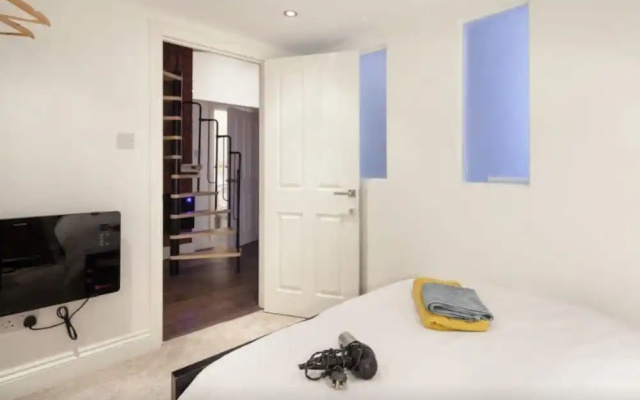Beautiful 2 Bed Duplex w/ Mezzanine in City Centre