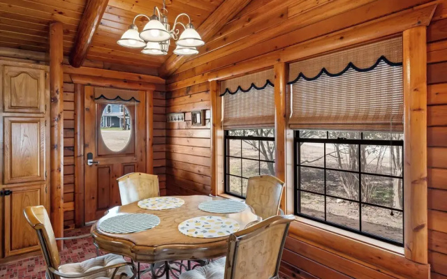 Lakefront Cabin + Guest House Near Granbury Square