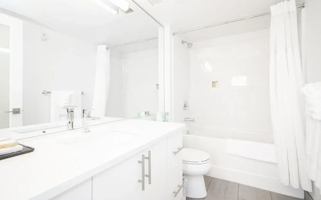 Spectacular 2bedroom and 2bath Penthouse With Parking
