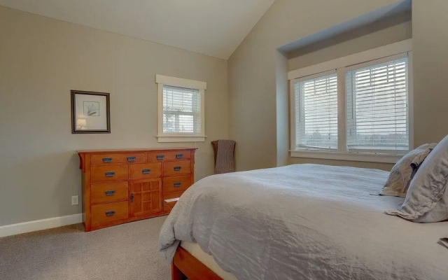 Spacious Five Peaks Home with Soaking Tub and BBQ by RedAwning