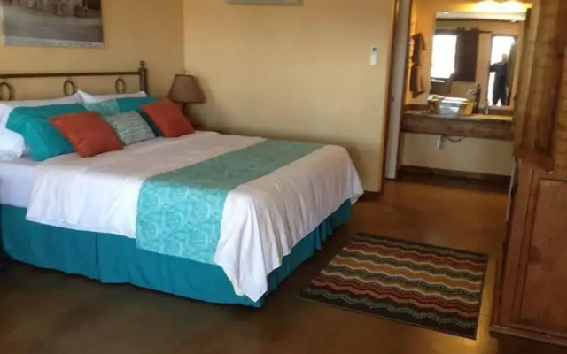 HH Creek Inn
