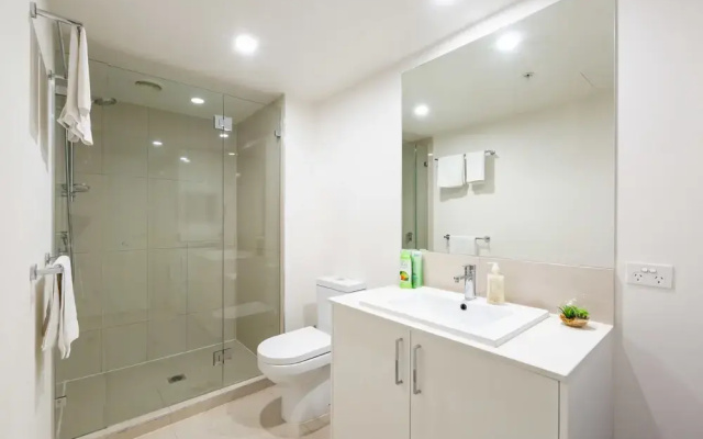 Raphael 2Bdr Carlton Apartment
