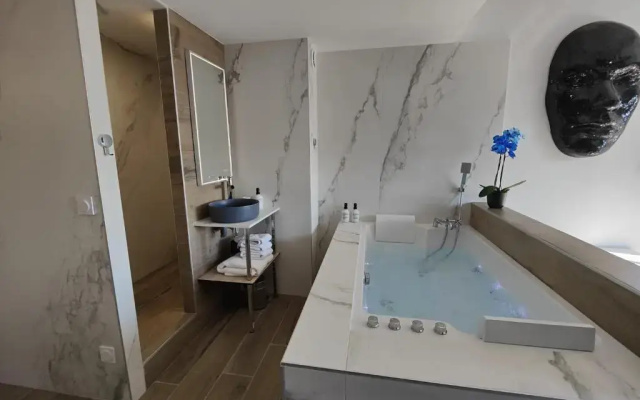 Suites JM - Les Pins Marines - Jacuzzi & Vue Mer