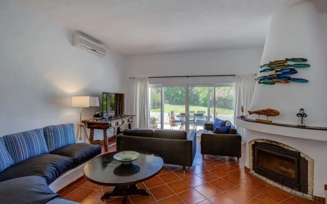 Casa Ninho Spacious 5 Bedroom Villa in an Enviab