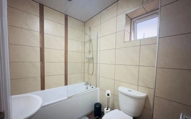 Spacious 6-bedroom Terraced House Sleeps 8 Near City Centre