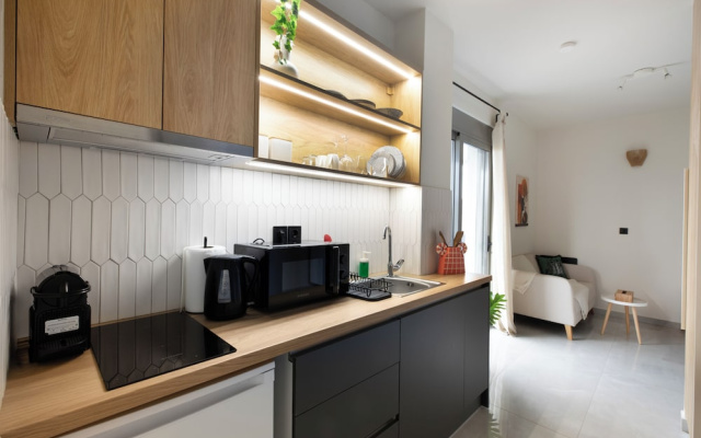 Oraya Chic Studio with Balcony in Athens