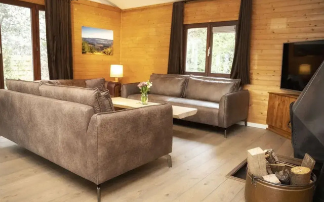 Cosy Chalet in Odeigne with Hot Tub
