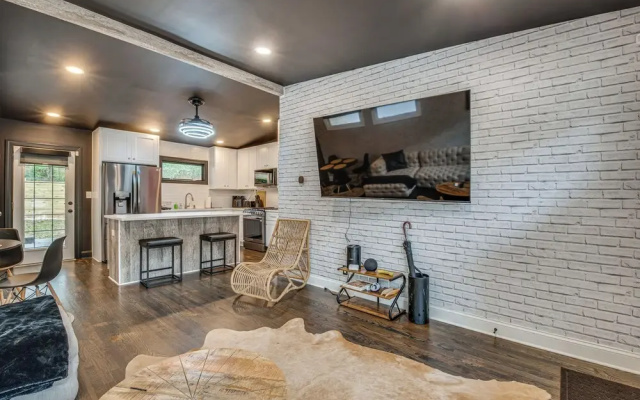 Modern Atlanta Retreat: Private Hot Tub & Yard!