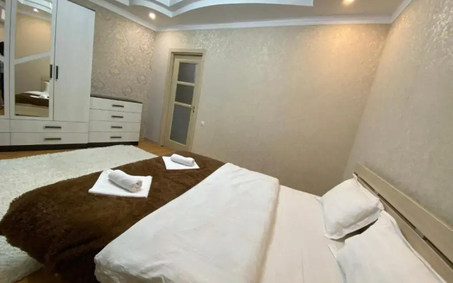3-h komnatnye apartamenty v tsentre