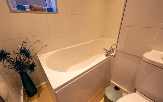 Captivating 4-bed House in Dartford