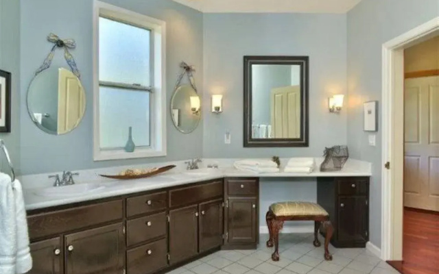 Bay Hill Mansion Bed & Breakfast