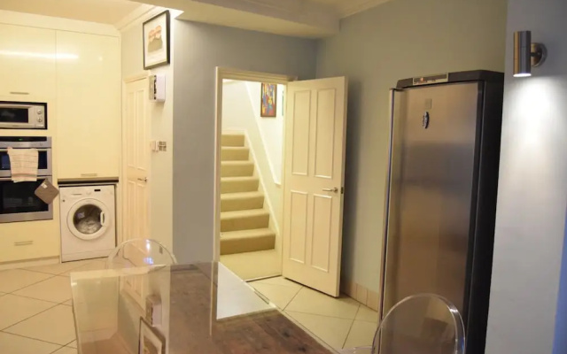 Stylish 2 Bedroom Flat In Putney