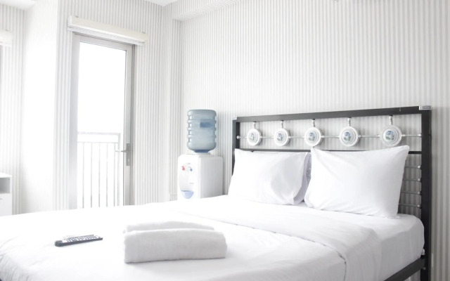 Chic and Comfy Studio Room at Mekarwangi Square Apartment Cibaduyut by Travelio