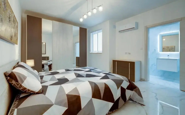 Stylish 2BR Apartment in Central St Julians