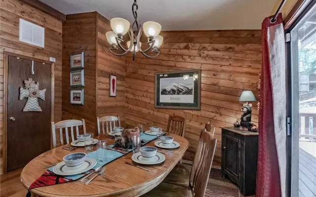 Fort Getaway - Three Bedroom Cabin with Hot Tub