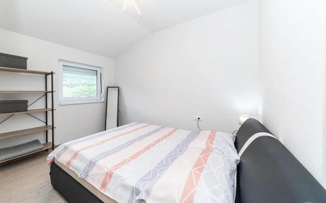 Beautiful Apartment in Kastel Luksic With 1 Bedrooms and Wifi