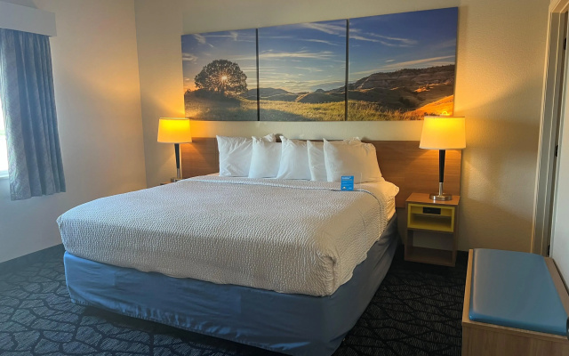 Days Inn & Suites by Wyndham Columbus NE