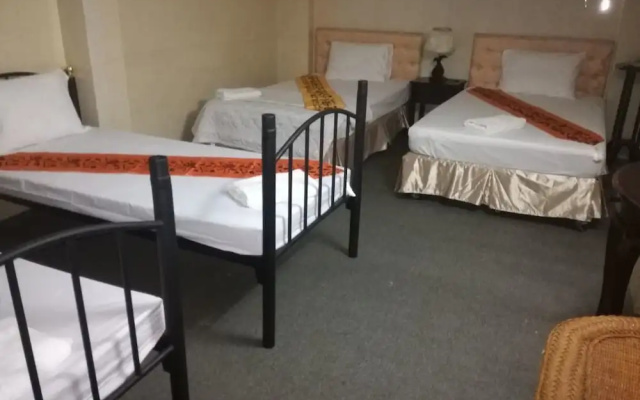 Ruchi India Restaurant & Guesthouse - Hostel