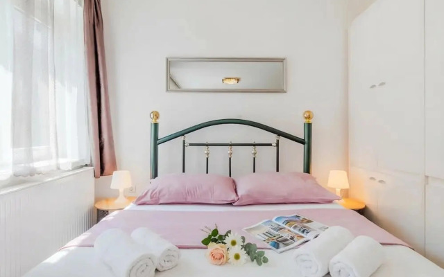 Charming Downtown Studio